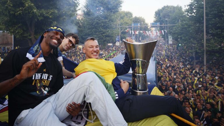 Fenerbahçe Beko, EuroLeague şampiyonluğunu kutladı