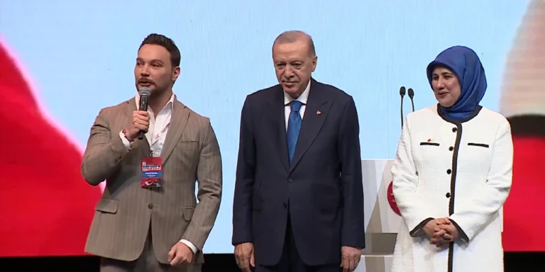 Sinan Akçıl Kızılay’a şarkı yaptı, Erdoğan’ın elini öptü