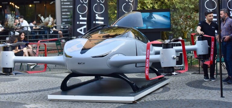 AirCar uçan arabayla ilk insanlı uçuş testini başarıyla gerçekleştirdi