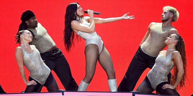Dua Lipa, Wembley’de gözyaşlarını tutamadı
