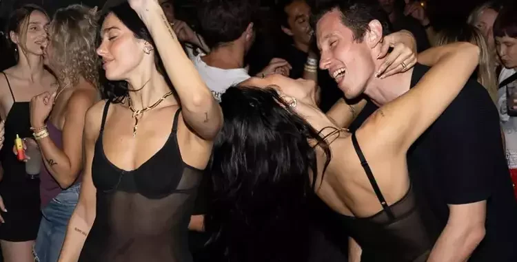 Dua Lipa transparan elbisesiyle geceye damgasını vurdu