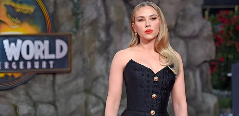 Scarlett Johansson ‘Jurassic Park’ galasında büyüledi