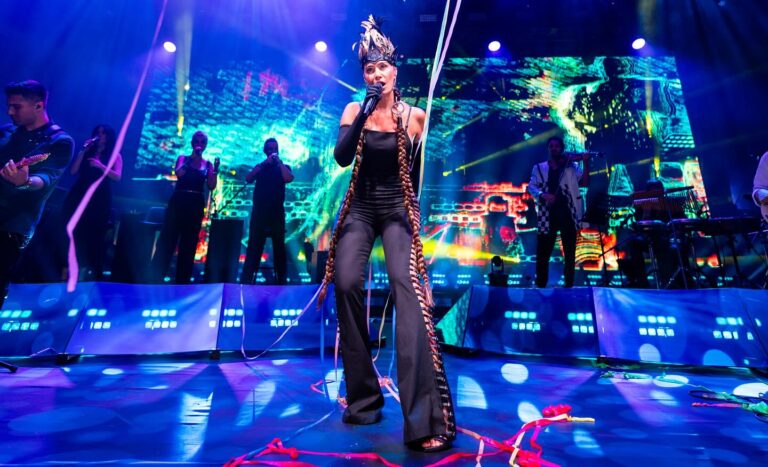 Şarkıcı Sıla, saçlarıyla ilgi odağı oldu