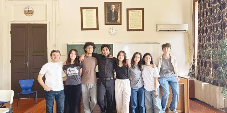 Cağaloğlu Anadolu Lisesi öğrencileri CERN’de deney yapacak