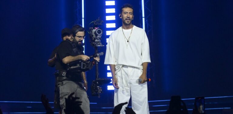 Gazapizm konserine şişme botla sahneye çıktı