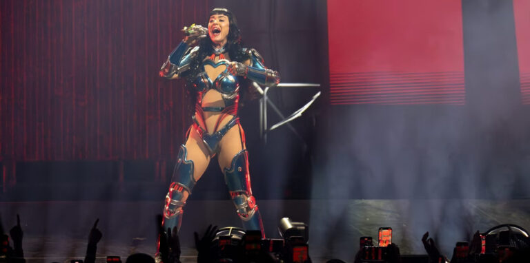 Katy Perry büyüledi