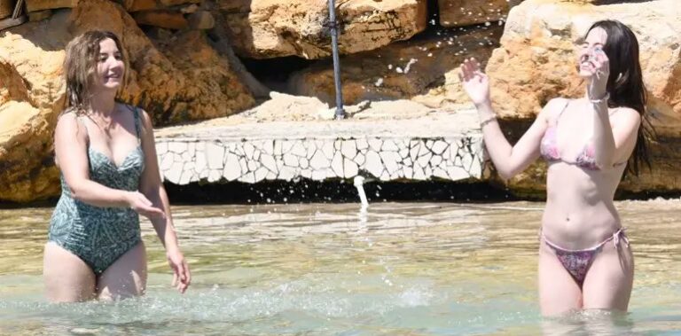 Eşref Rüya’nın yıldızı annesiyle tatilde