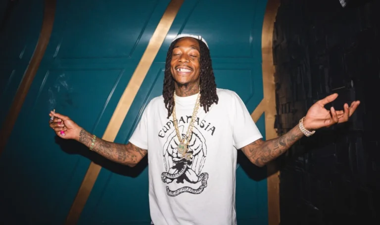 Wiz Khalifa sahnede uyuşturucu madde kullandı