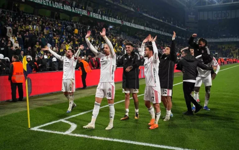 Beşiktaş dev derbide Fenerbahçe’yi devirdi
