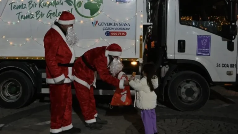 Kuşadası’nda Noel Baba kıyafetli temizlik