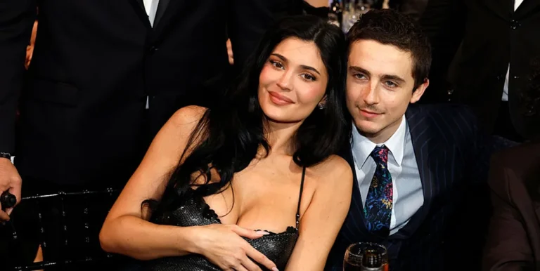 Kylie Jenner katıldığı törende beğeni topladı