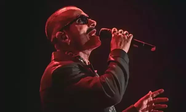 Gökhan Türkmen yeni imajıyla sahneye çıktı