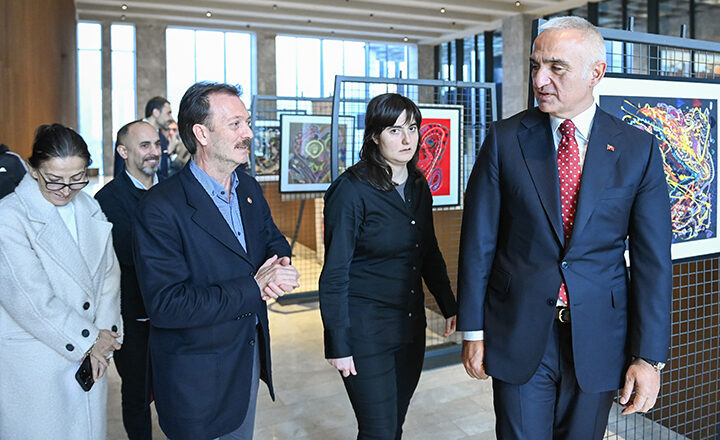 ‘Sanat iyileştirir’ sergisi davetle açıldı