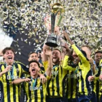super-kupada-4-kez-sampiyon-fenerbahce-galatasarayi-2-golle-gecen-sari-lacivertliler-1762393_20260110213903_20260110213903