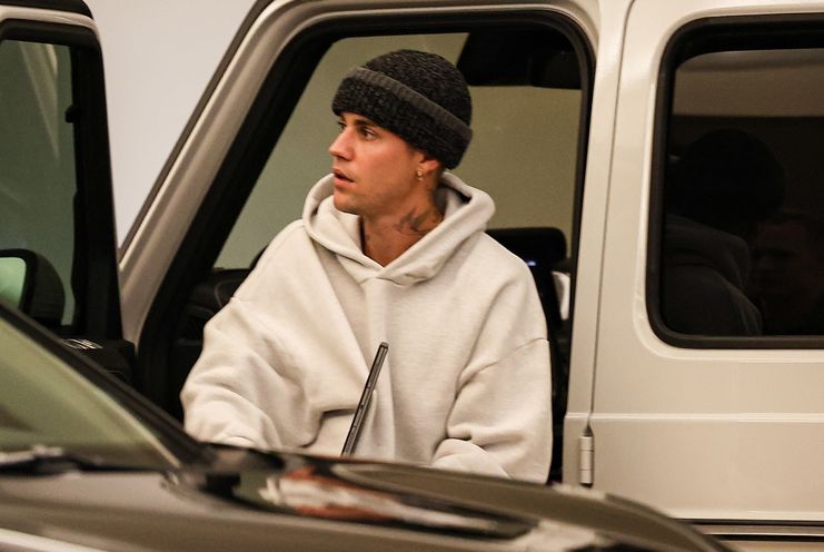 Justin Bieber, burnunu karıştırırken görüntülendi