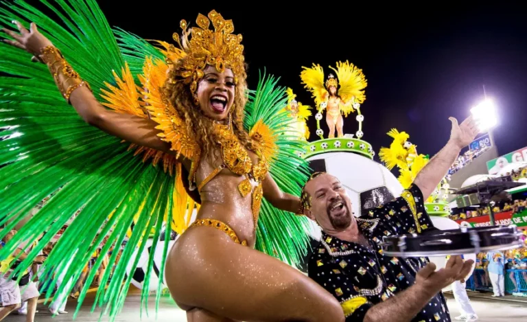 Rio Karnavalı samba geçitleriyle başladı