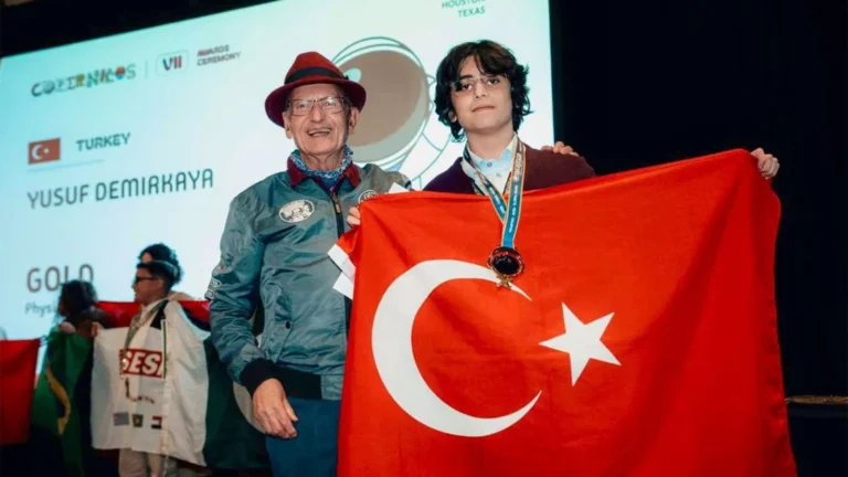 Yusuf Demirkaya fizik ve astronomi alanında altın madalya kazanarak dünya birincisi oldu