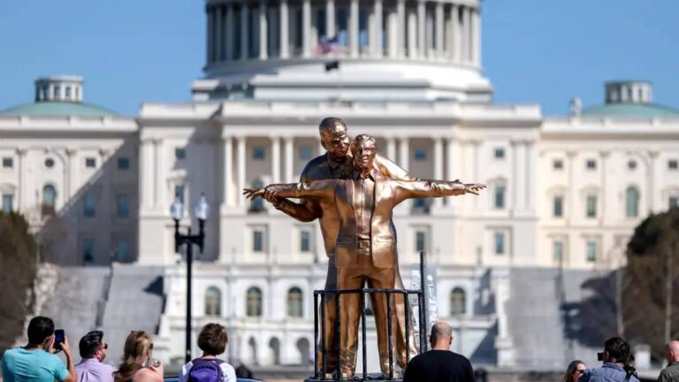 Trump ve Epstein’ın Titanik heykeli