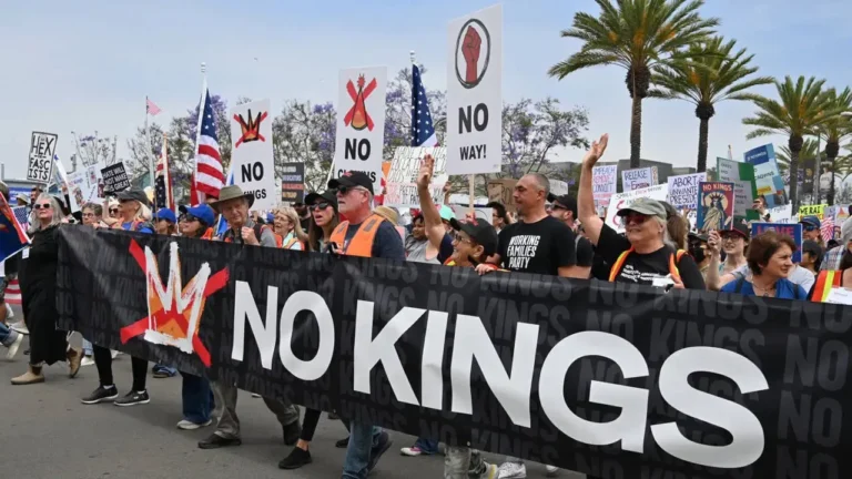 ‘Krallara hayır’ mitingine rekor katılım