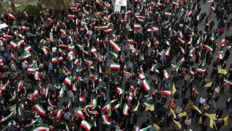 İran halkı sokaklarda: ABD ve İsrail’e karşı protestolar