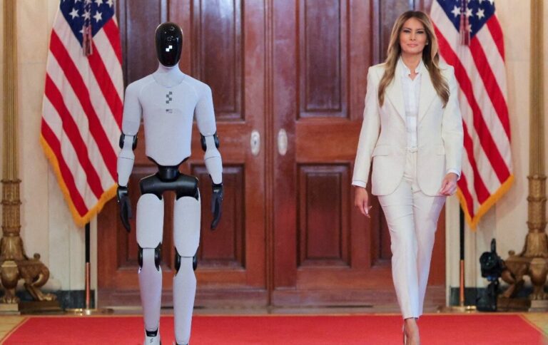 Melania Trump, Beyaz Saray’daki törene robotla geldi