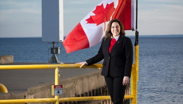 Cumhuriyet Kadını Atatürk’e Sahip Çıktı