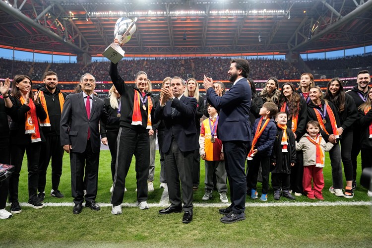 CEV Cup şampiyonu Galatasaray Daikin taraftarıyla buluştu