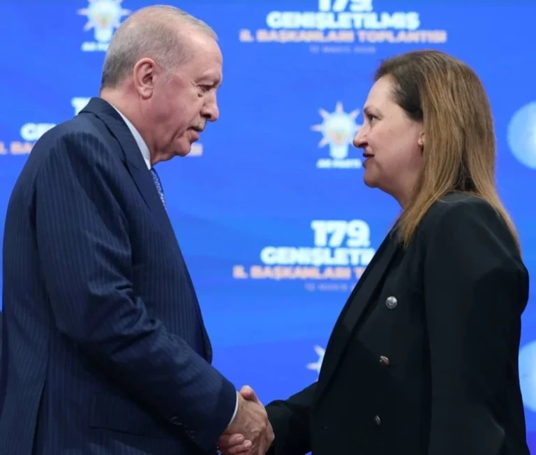 Burcu Köksal Ak Parti rozetini taktı