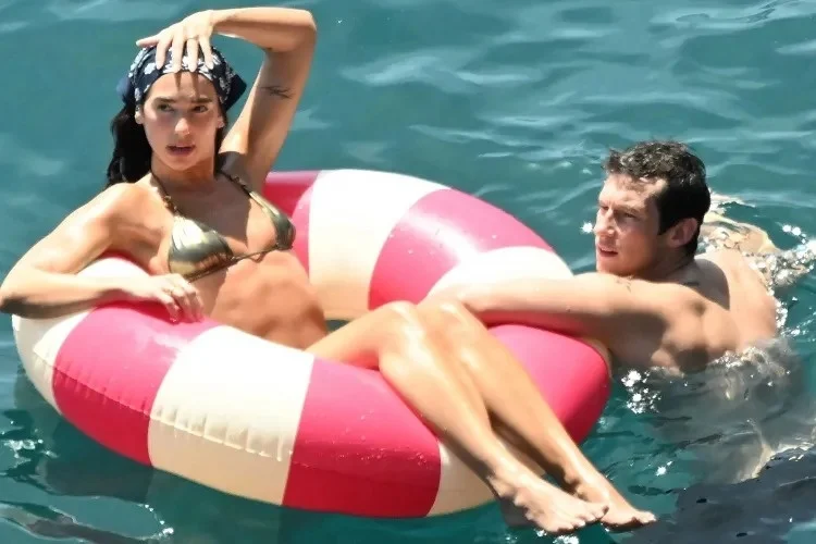 DUA LIPA VE CALLUM TURNER BALAYINA ÇIKTI
