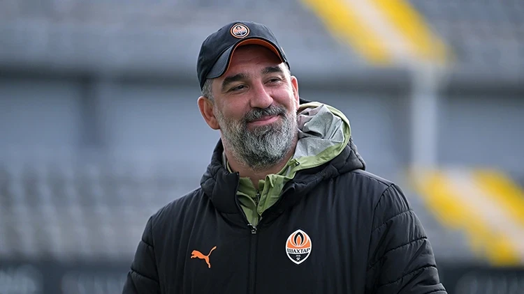 ARDA TURAN’A YILIN TEKNİK DİREKTÖRÜ ÖDÜLÜ VERİLDİ