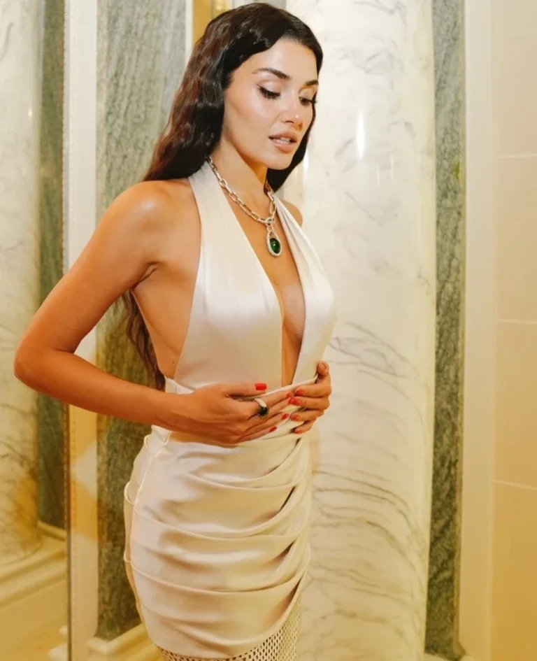 HANDE ERÇEL PARİS’TEKİ ÖZEL DAVETE KATILDI
