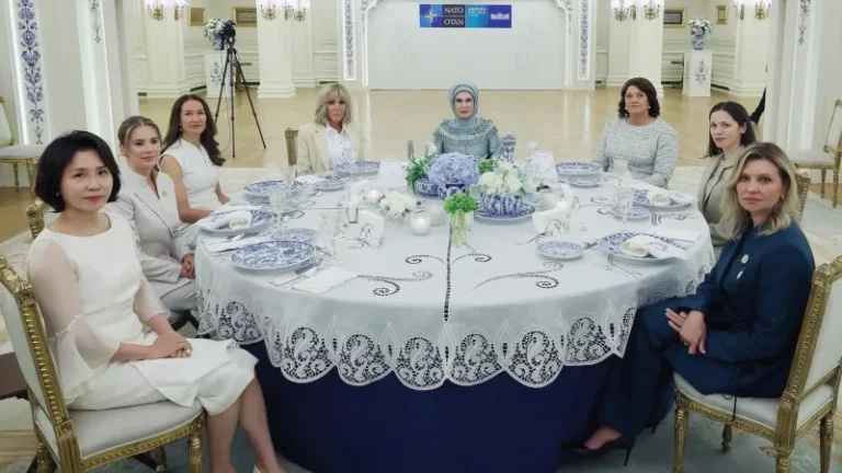 FIRST LADY’LERE ÖZEL AJDA PEKKAN PERFORMANSI VE ÖZGÜR MASUR DEFİLESİ