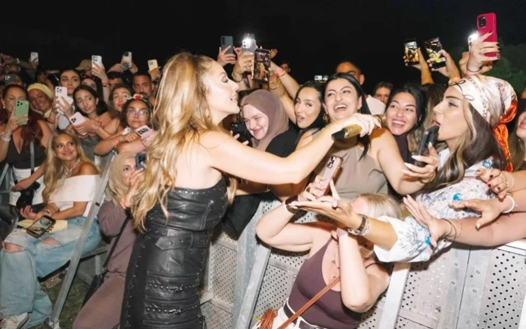 HADİSE, MÜNİH’TE SEVENLERİYLE BİR ARAYA GELDİ
