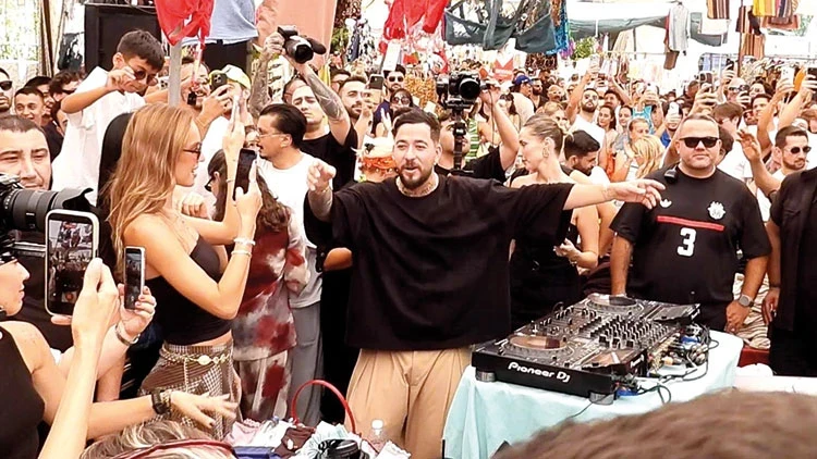 MAHMUT ORHAN SEMT PAZARINI FESTİVAL ALANINA ÇEVİRDİ