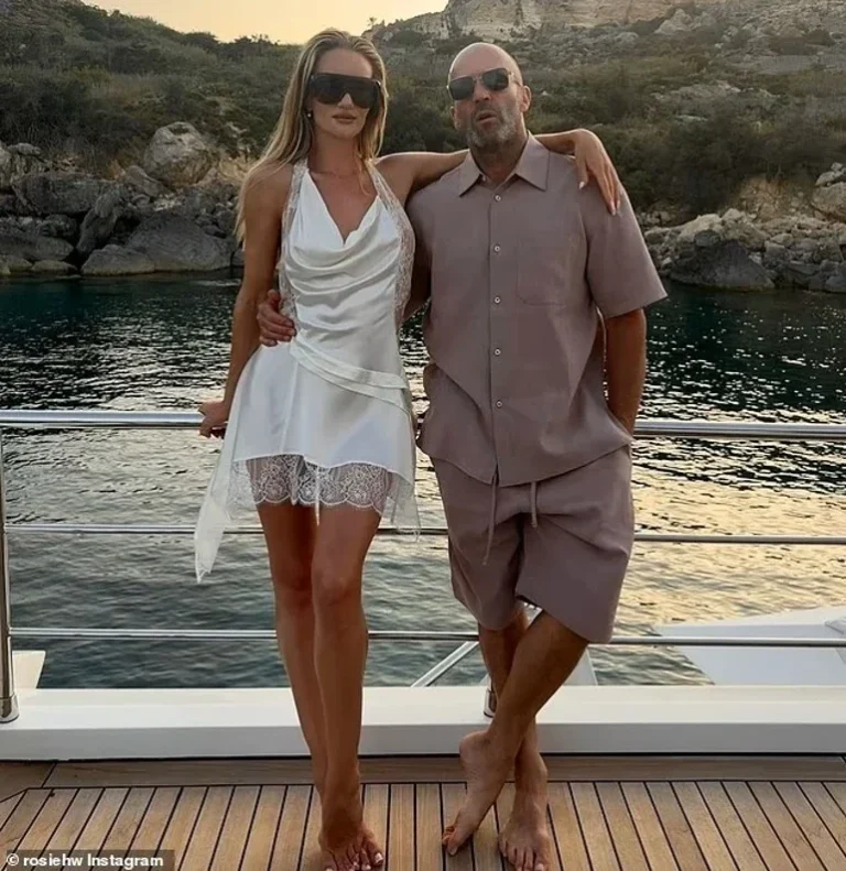ROSIE VE JASON’DAN ROMANTİK TATİL POZLARI