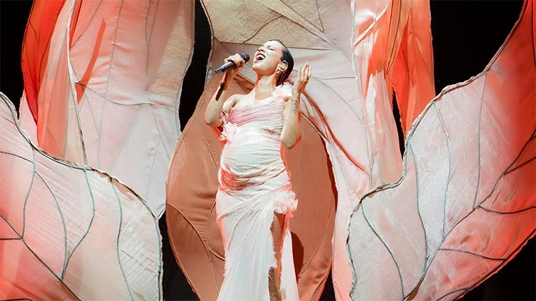 MELİKE ŞAHİN’İN BEBEĞİYLE SON KONSERLERİ