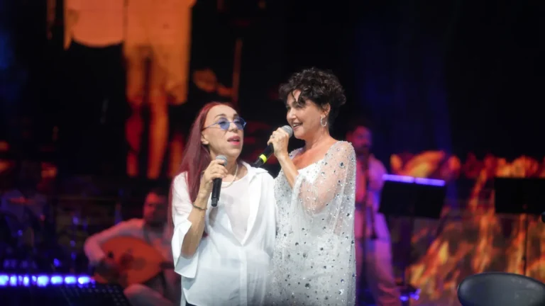 ŞEVVAL SAM HARBİYE’DE ANNESİYLE DÜET YAPTI