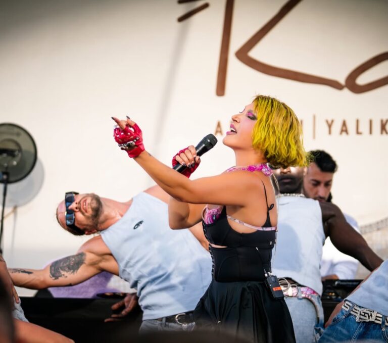 HANDE YENER BODRUM’DA SEVENLERİYLE BULUŞTU