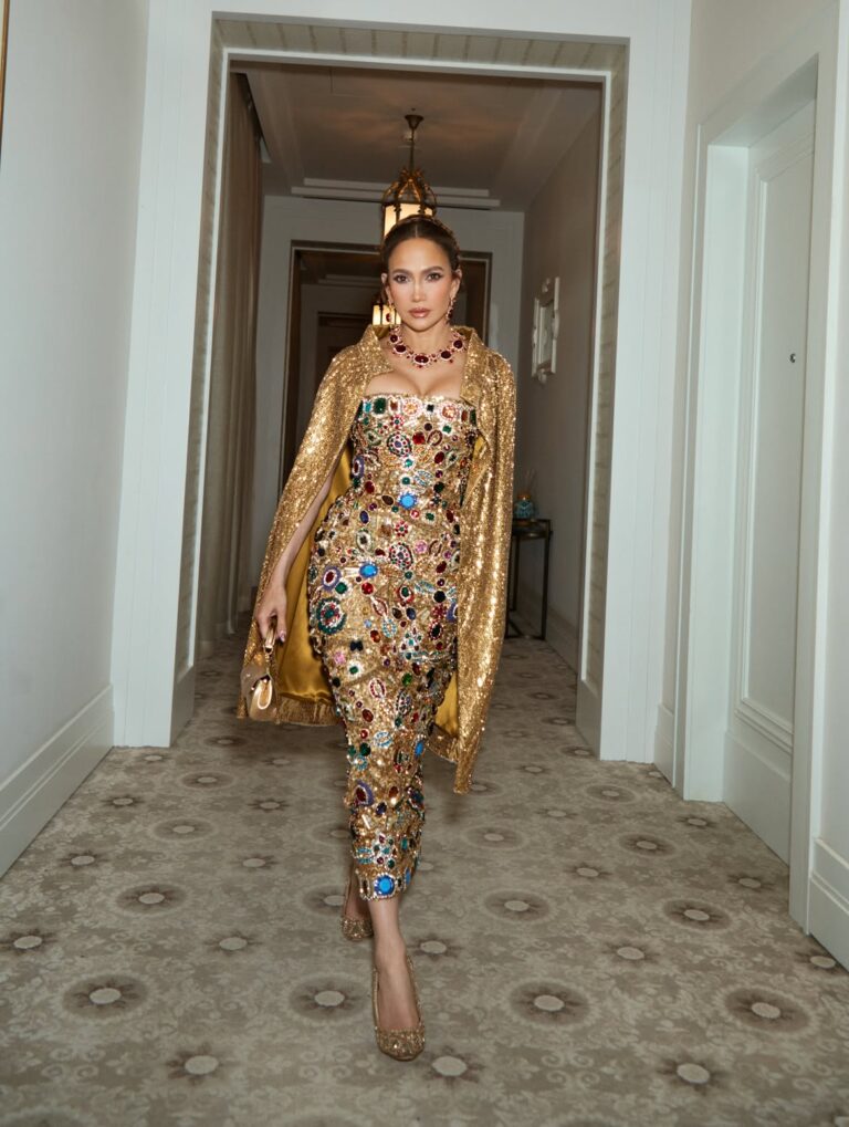JENNIFER LOPEZ MODA GECESİNDE BOY GÖSTERDİ