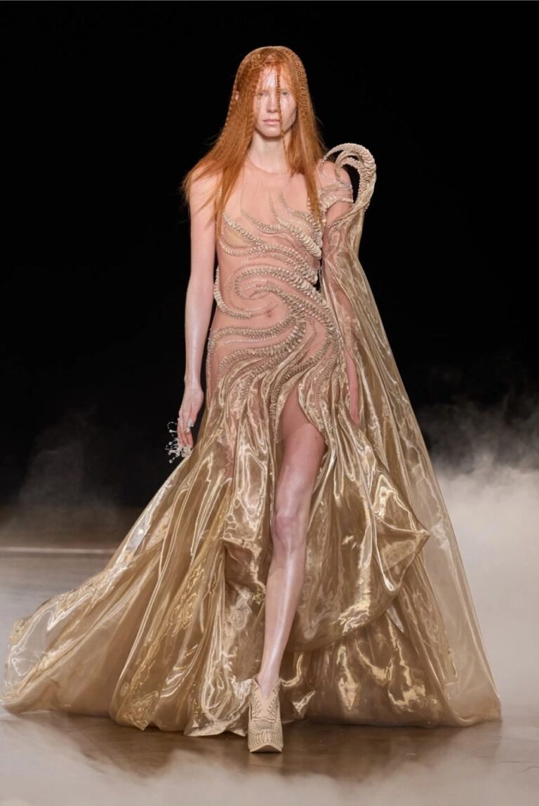 PARİS HAUTE COUTURE MODA HAFTASI GELECEĞİN MODASINI SUNDU