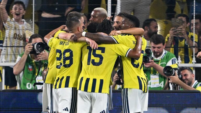 FENERBAHÇE DİREKLERE TAKILSA DA ZAFERİ BULDU