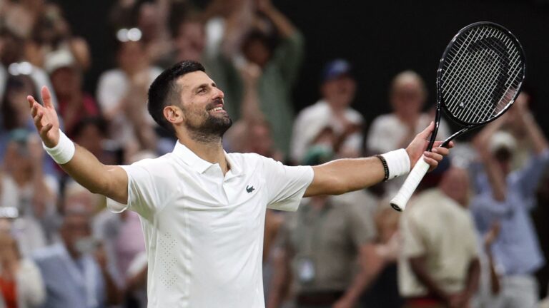 DJOKOVIC TARİHİ ZAFERLE YARI FİNALE YÜKSELDİ