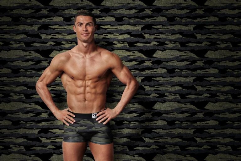 CRISTIANO RONALDO OYUNCULUĞA ADIM ATIYOR