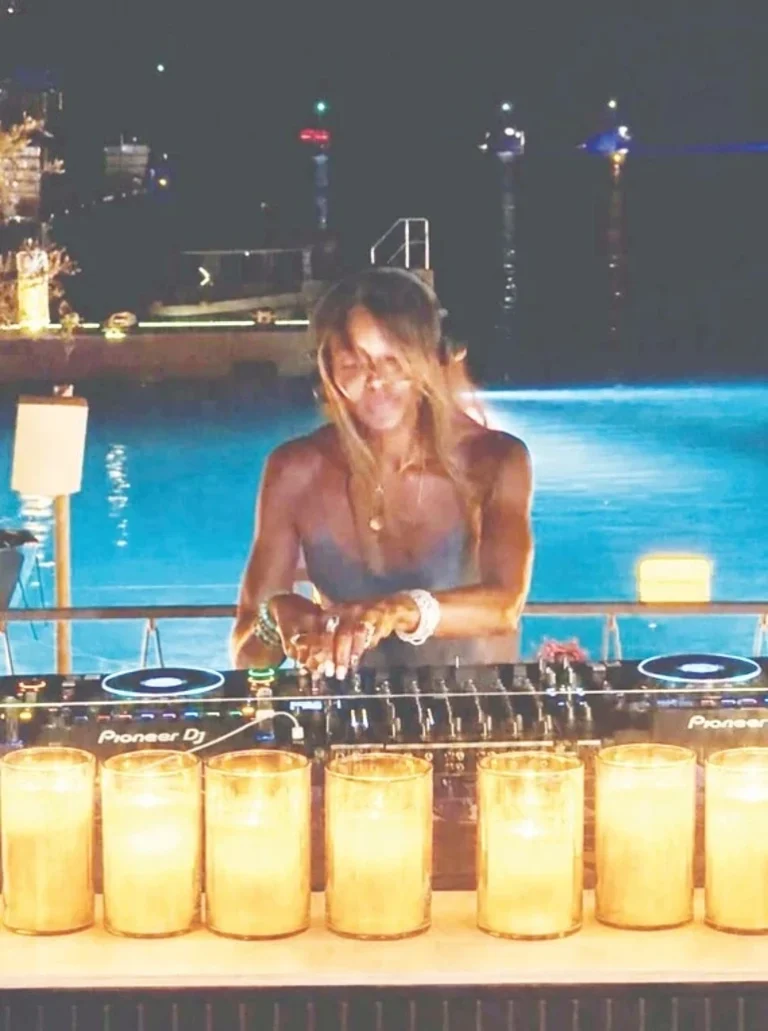 NAOMİ CAMPBELL GÖCEK’TE DJ KABİNİNE GEÇTİ