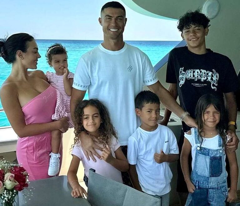 GEORGINA, ÜÇ ÇOCUĞU DA NÜFUSUNA GEÇİRDİ