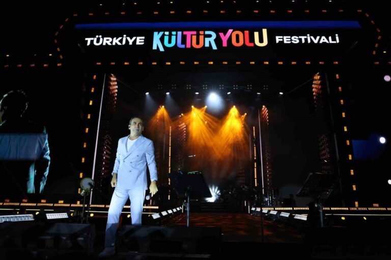 FERHAT GÖÇER MALATYA’DA SEVENLERİYLE BULUŞTU
