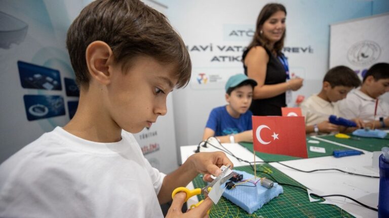 Çocuklar TEKNOFEST’te bilimle buluşuyor.