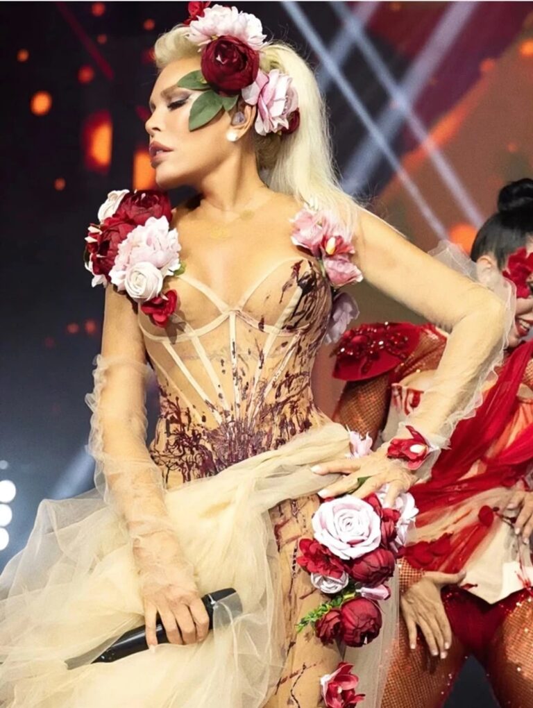 AJDA PEKKAN HARBİYE SAHNESİNE DAMGA VURDU