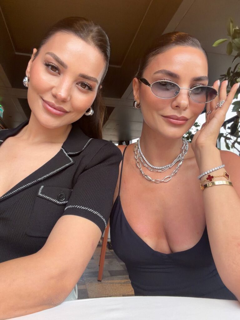 HAZAL FİLİZ KÜÇÜKKÖSE İKİZ KARDEŞİYLE BOĞAZ TURU YAPTI