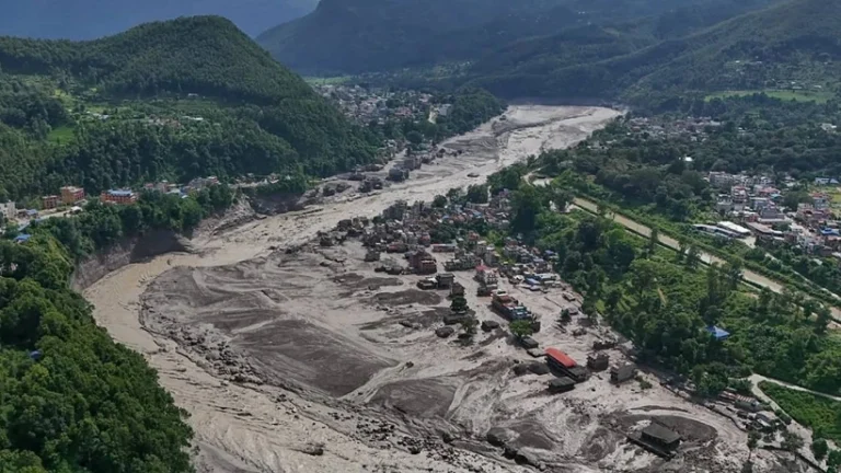 ÇİN-NEPAL SINIRINDA SET GÖLÜ TAŞMAYA BAŞLADI